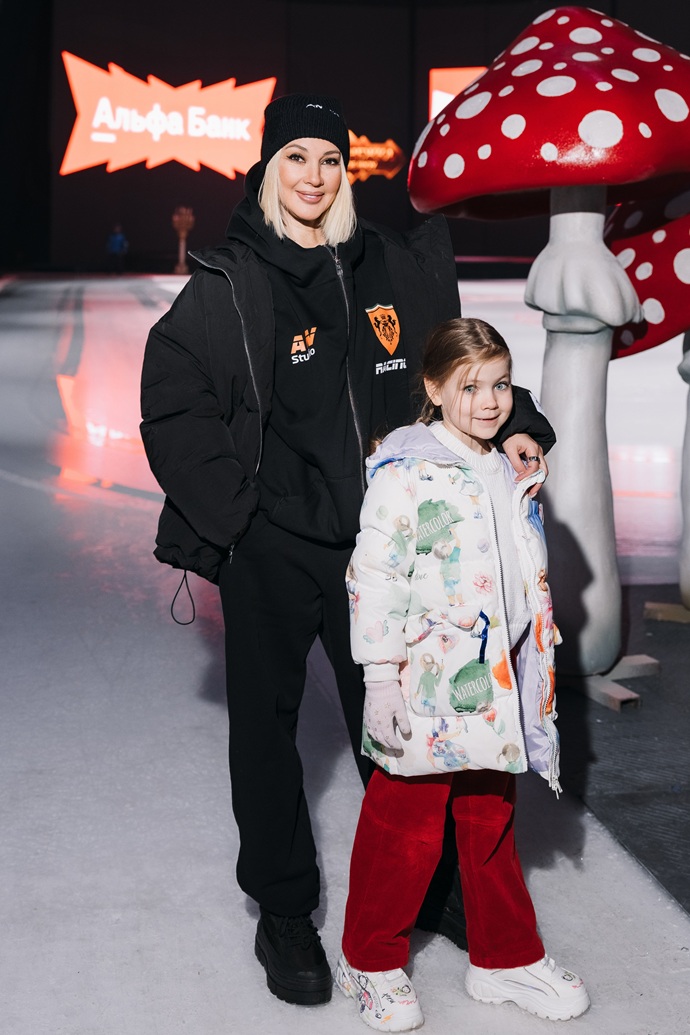 Регина Тодоренко, Лера Кудрявцева, Мария Мельникова и другие звезды стали гостями на аншлаговой премьере ледового шоу «Белоснежка» Евгения Плющенко и Яны Рудковской